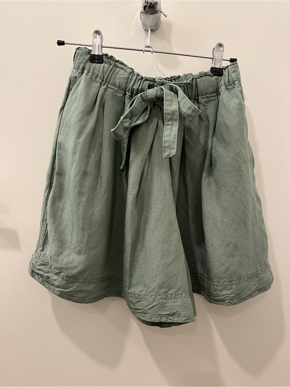 JW ANDERSON x UNIQLO Linen Blend Tucked Shorts - Picture 4 of 9